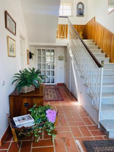 een trap in een huis met bloemen op de vloer bij Casa Consalvo b&b in Pontecagnano