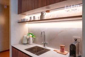 une cuisine avec un évier et un plan de travail dans l'établissement Cà Bèla - Susa, à Milan 12 autres photos