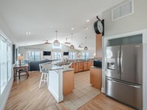 Una cocina grande con refrigerador de acero inoxidable. en Eagles Landing, en Surf City 112 fotos más