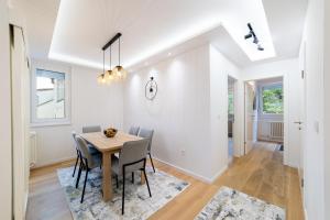 ein Esszimmer mit Tisch und Stühlen in der Unterkunft Old Town Heaven 3-bedroom apartment with balcony in Sarajevo