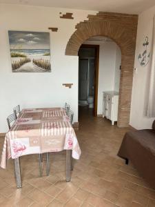 comedor con mesa y arco en Villetta Zuccale III Natura e Vista Mozzafiato sul Mare, en Capoliveri