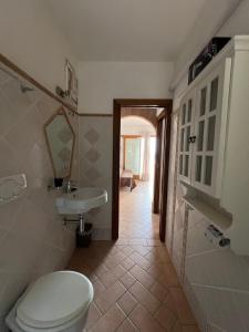 un baño con inodoro y lavabo en Villetta Zuccale III Natura e Vista Mozzafiato sul Mare, en Capoliveri