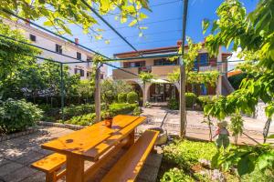 Zahrada ubytování Apartmani Pina