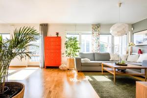 uma sala de estar com um sofá e uma mesa em Nordic lights villa em Sigtuna