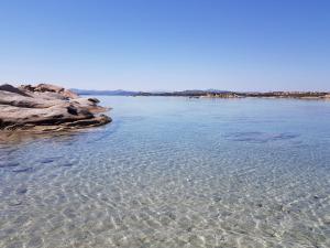Une grande masse d'eau avec des rochers. dans l'établissement Residenza Benvenuto Cellini, à La Maddalena