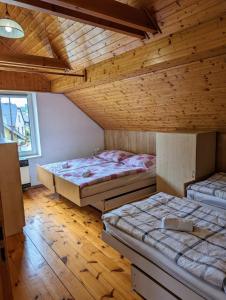 Postel nebo postele na pokoji v ubytování Pension U Holzäpfelů - apartmán