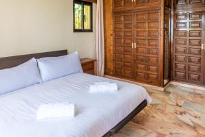 Ένα ή περισσότερα κρεβάτια σε δωμάτιο στο Luxury 5BR Villa Andalucía, Private Pool, Gardens & Stunning Sea Views +32 φωτογραφίες