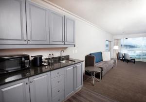 尼亞加拉瀑布的住宿－尼亞加拉瀑布萬豪酒店，一间带白色橱柜的厨房和一间带沙发的客厅