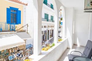 desde el balcón de un edificio con ventanas azules en Mimis & Connie 1, en Karpathos