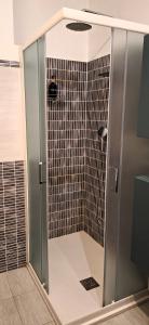 eine Dusche mit Glastür im Bad in der Unterkunft La casa di Viola in Rom