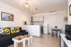 Kuchyň nebo kuchyňský kout v ubytování Apartmani Pina