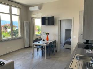 Una cocina y una sala de estar con mesa y sillas. en Appartamento Aurora, en Cannero Riviera 13 fotos más