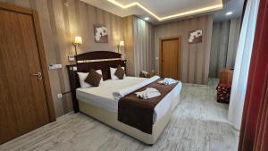 a bedroom with a large bed in a room at POINTBREAK OTEL in Degirmen