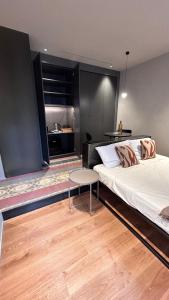 una camera da letto con un letto grande e un tavolo di Berht - Appartamenti al centro di Catania a Catania