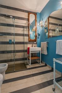 une salle de bain avec un lavabo et une douche dans l'établissement Casa Bertagni, à Bologne