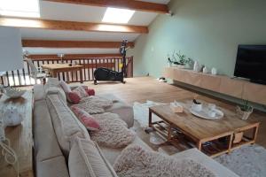 Et opholdsområde på La Villa Bénédictins avec piscine