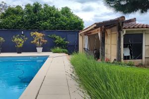 Swimmingpoolen hos eller tæt på La Villa Bénédictins avec piscine