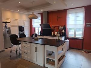 Køkken eller tekøkken på La Villa Bénédictins avec piscine