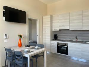 cocina con mesa, sillas y mesa en Appartamento Aurora, en Cannero Riviera
