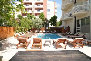 Bazén v ubytování Marika Apart Hotel nebo v jeho okolí