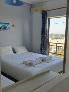 A bed or beds in a room at Blue Horizon