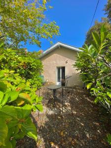 Zahrada ubytování Agréable petit gîte avec jardinet et piscine