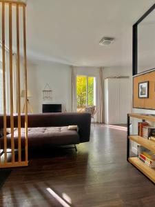 Posezení v ubytování Agréable petit gîte avec jardinet et piscine