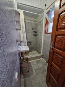 Un pequeño baño con lavabo y ducha. en Heart of Balchik, en Balchik 18 fotos más