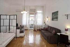 ブダペストにあるAlice Apartmentのリビングルーム(ソファ、テーブル付)