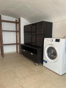 a room with a washing machine and a washer at Dimora Apulia 5 in Gallipoli