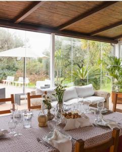 un comedor con una mesa con copas de vino en Casa Consalvo b&b en Pontecagnano