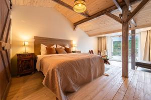 ČíměřにあるPenzion Na Hosticiの木製の天井が特徴のベッドルーム1室(大型ベッド1台付)