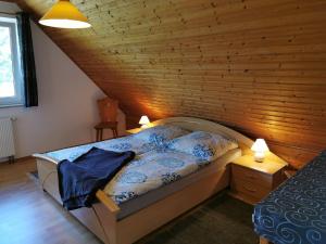 WilhelmshofにあるSpacious appartment in Wilhelmshof near Lakeの木製の壁のベッドルーム1室(ベッド1台付)