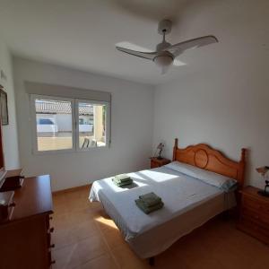 - une chambre avec un lit et un ventilateur de plafond dans l'établissement PLAYA SOL COSTA NORTE VINARÒS, à Vinaròs