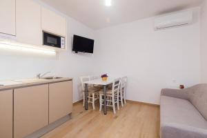 Kuchyň nebo kuchyňský kout v ubytování Apartmani Pina