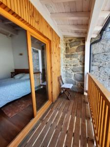 Ένα ή περισσότερα κρεβάτια σε δωμάτιο στο CASA DO EIRÓ +10 φωτογραφίες