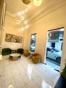 una sala d'attesa con sedie e tavolo e un finestrino auto di RIG Colonial Experience a Santo Domingo