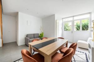 a dining room with a table and chairs at Maison en Centre-Ville - Neuilly in Neuilly-sur-Seine