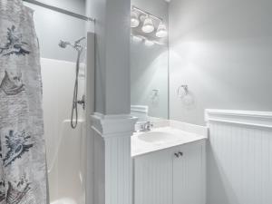 Koupelna v ubytování Family Tides Carolina Beach + 45 fotografií