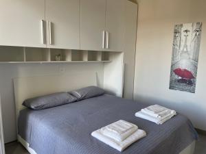 Un dormitorio con una cama con dos toallas encima. en Appartamento Aurora, en Cannero Riviera
