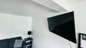 TV a/nebo společenská místnost v ubytování Cozy Home