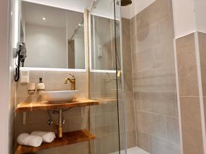 a bathroom with a sink and a shower at Aviano Boutiquehotel in Vienna