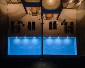 Kato GouvesにあるNerites Luxury Villasの照明のある部屋のプールの上からの眺め