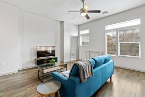 TV i/ili multimedijalni sistem u objektu Modern Austin 2BR 2B Apt with Pool Parking & WIFI