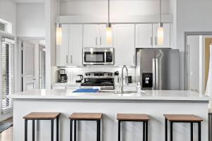 Kuhinja ili čajna kuhinja u objektu Modern Austin 2BR 2B Apt with Pool Parking & WIFI