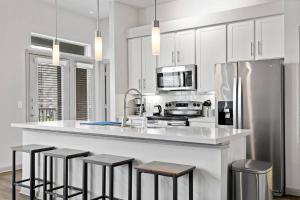 Kuhinja ili čajna kuhinja u objektu Modern Austin 2BR 2B Apt with Pool Parking & WIFI