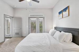 Postel nebo postele na pokoji v ubytování Modern Austin 2BR 2B Apt with Pool Parking & WIFI