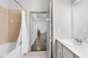 Koupelna v ubytování Modern Austin 2BR 2B Apt with Pool Parking & WIFI + 20 fotografií