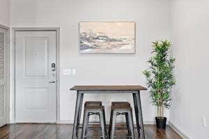 Fotografija u galeriji objekta Modern Austin 2BR 2B Apt with Pool Parking & WIFI u gradu Ostin