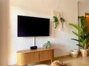 Un televisor de pantalla plana colgado en una pared en Casa Naranja, en Los Alcázares 58 fotos más